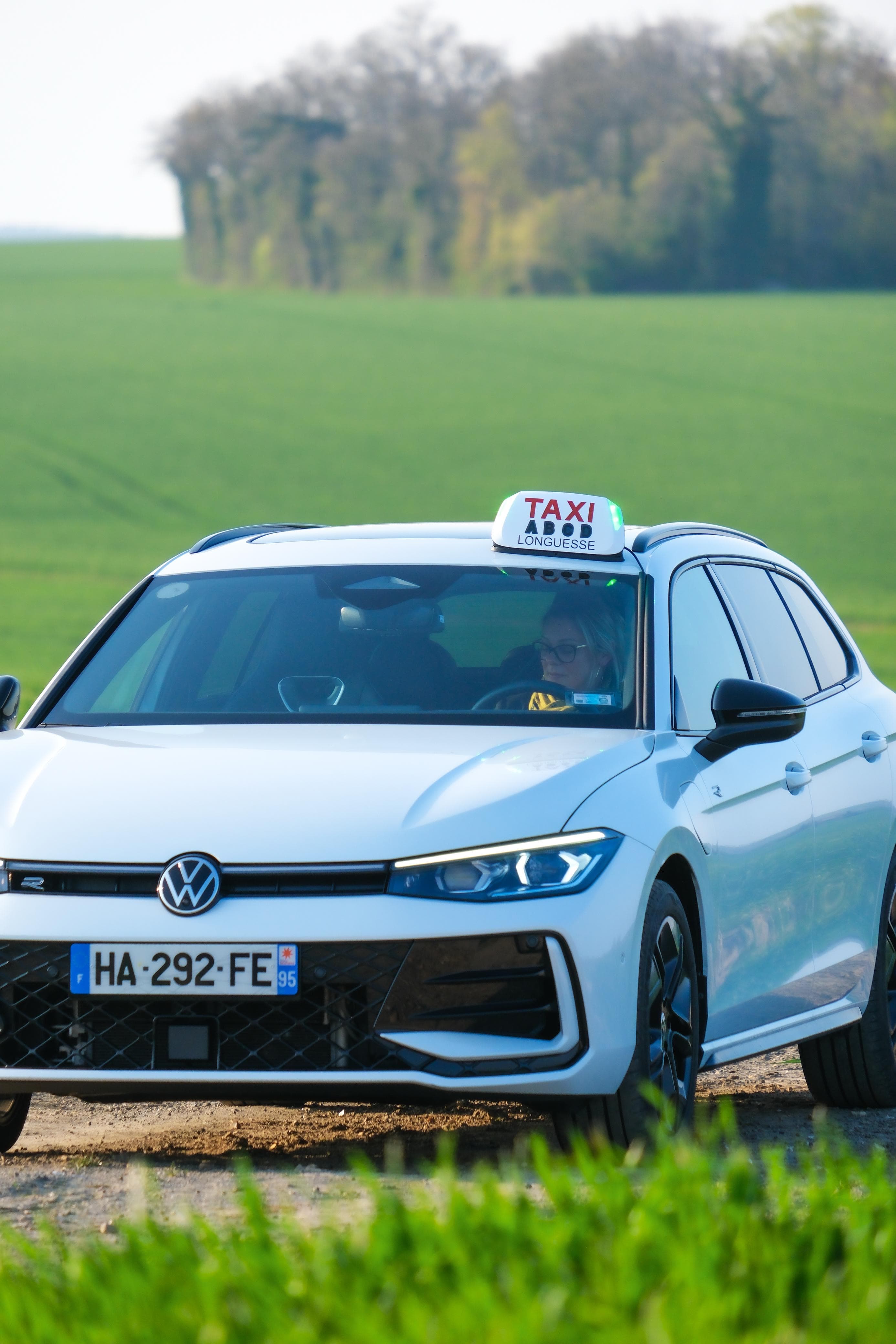 éhicule Madame Taxi stationné, prêt pour vos trajets dans le Val d'Oise