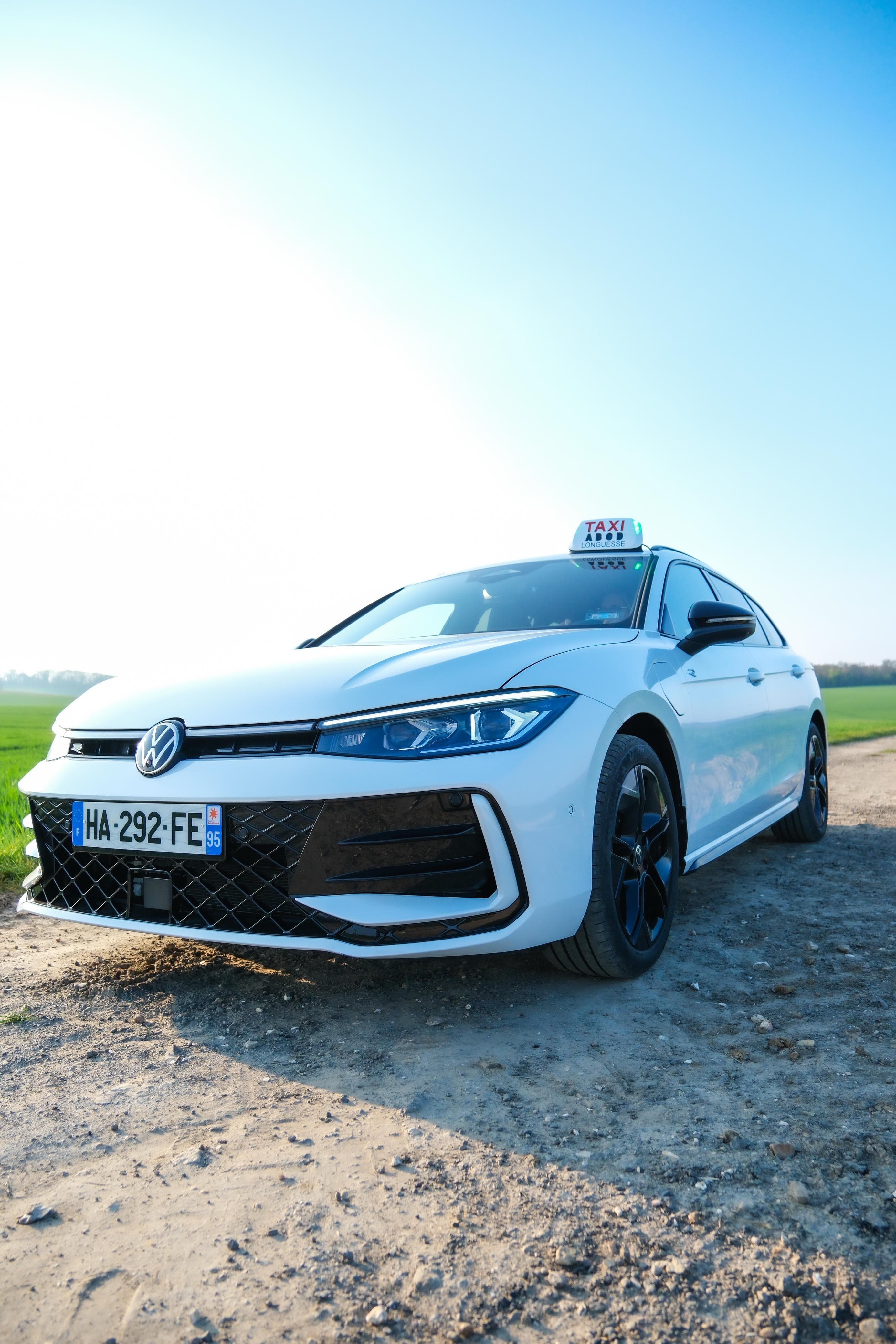 Volkswagen Passat R blanche, véhicule Madame Taxi dans le Vexin