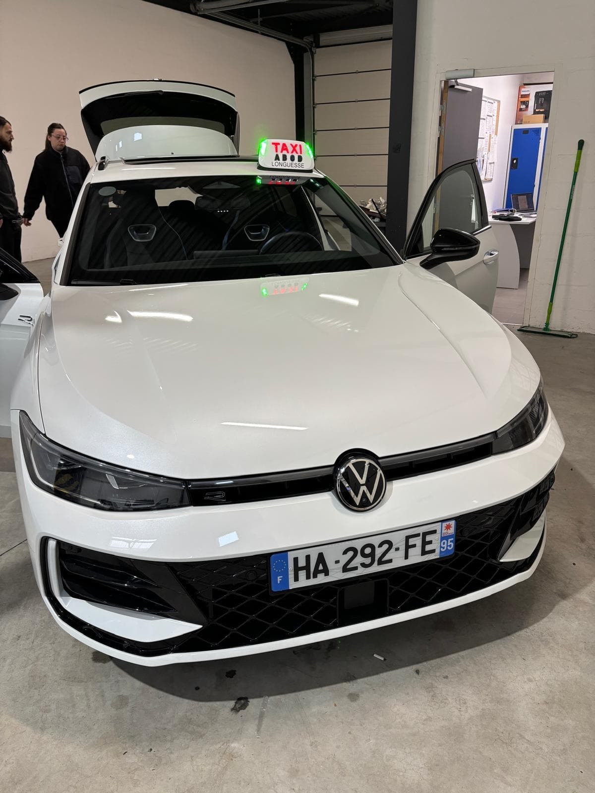 Véhicule Madame Taxi stationné, prêt pour vos trajets dans le Val d'Oise