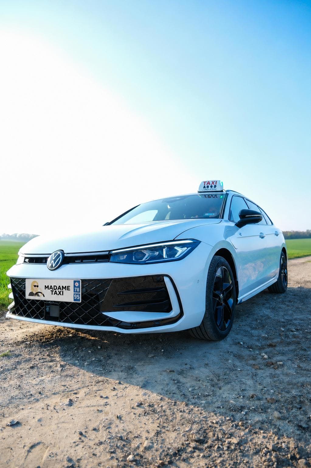 Véhicule Madame Taxi stationné, prêt pour vos trajets dans le Val d'Oise
