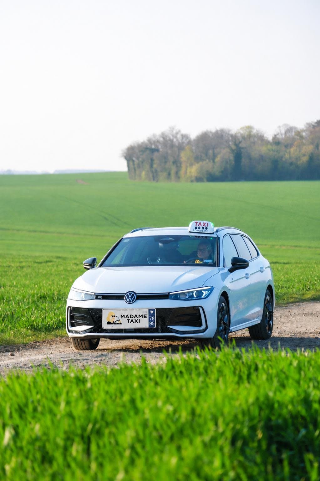 Volkswagen Passat R blanche, véhicule Madame Taxi dans le Vexin